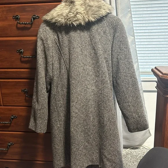 Women's Gray Faux Fur Collar Coat - Picture 5 of 7